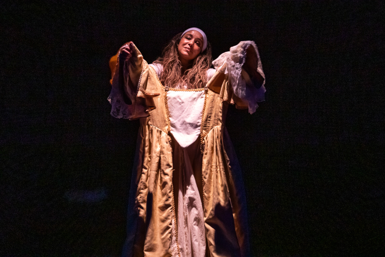 Minette - actress in costume, photo by Chris Scott